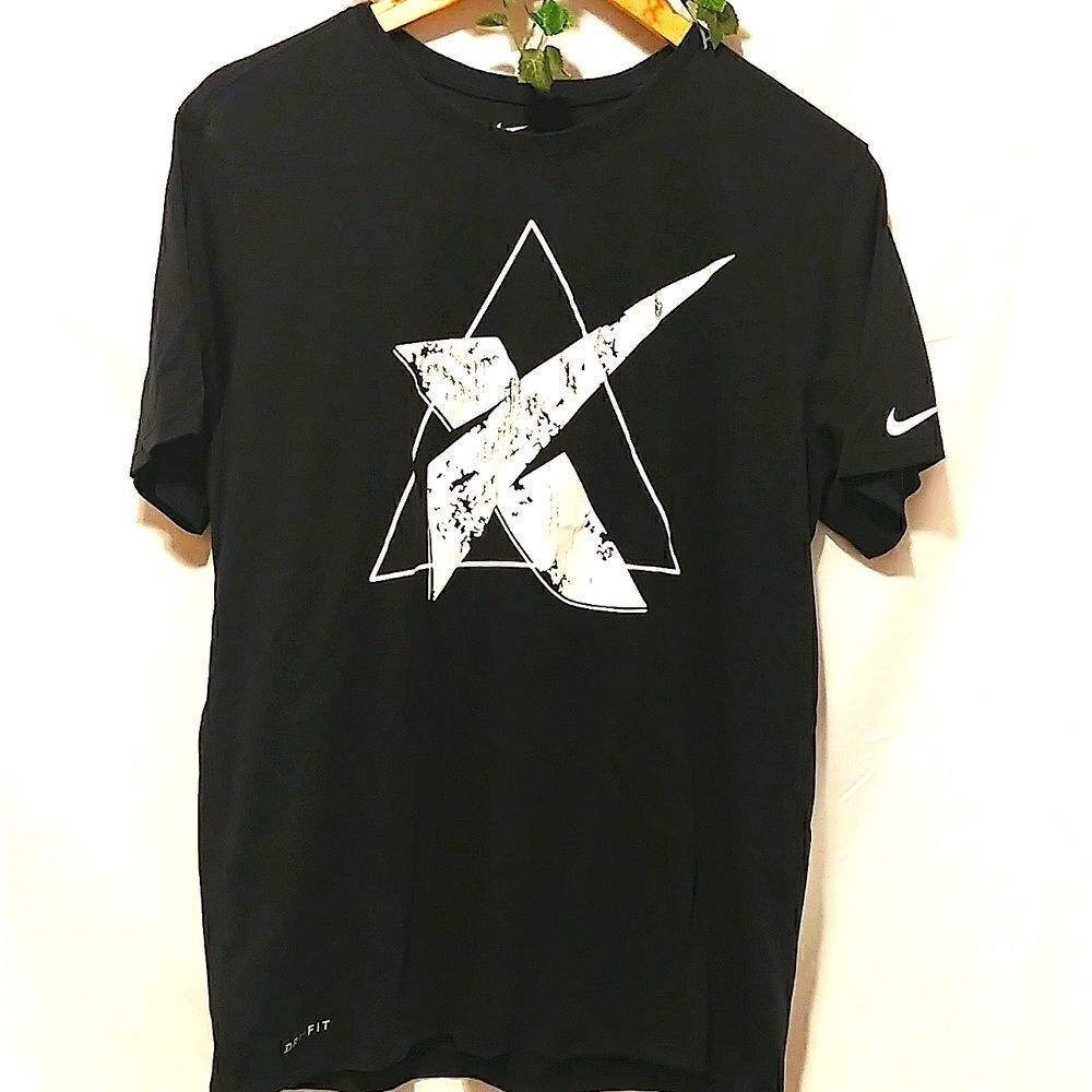 Nike. The Nike Tee. Dri-Fit. Men's size Large. EUC